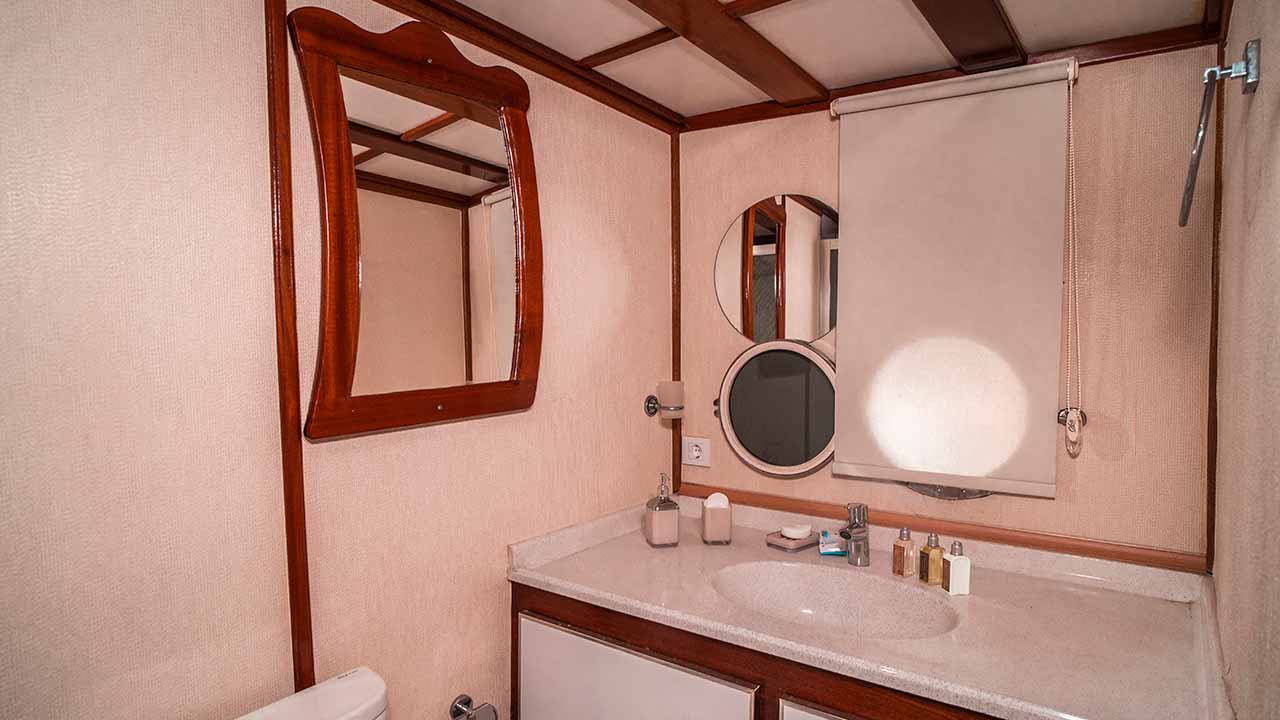 32_white swan twin cabin bathroom image